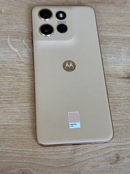 Predám Motorola Edge 50 NEO 8GB Rám 256GB Gold Minimálne - 4
