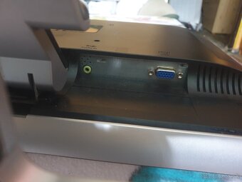 19" monitor HP - 4
