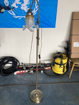 Stolička, vešiak, lampa, podlaha, číslo domu - 4