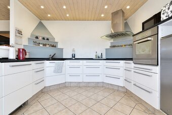 Rodinný dom s dvoma bytmi, 2 garáže, záhrada, bazén, DS - 4