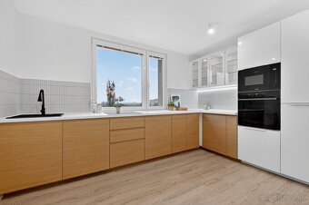 NA PREDAJ ŠTÝLOVÝ 3-IZBOVÝ BYT, KOMPLETNÁ REK., PETRŽALKA - 4