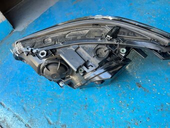 Predám práve predné xenon svetlo zn.Hella na BMW 5 - 4