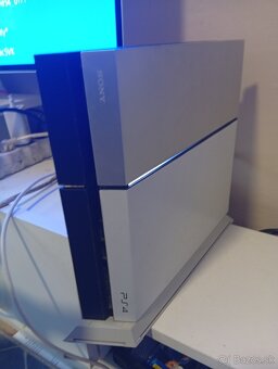 Predám PS4 s hrami ovládačom,stojanom na nabíjanie . - 4