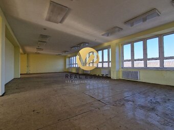 Na PREDAJ budova 3000m2 v Nitre - 4
