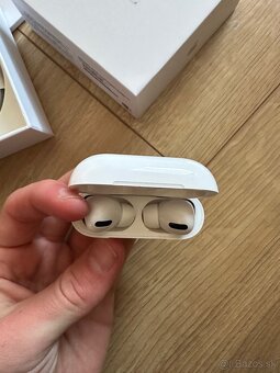 Apple AirPods Pro - 4