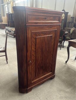 stará vysoká rohová komoda - 4