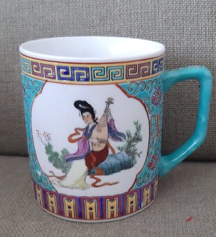 Porcelànovè hrnceky s motìvom gejšì - 4