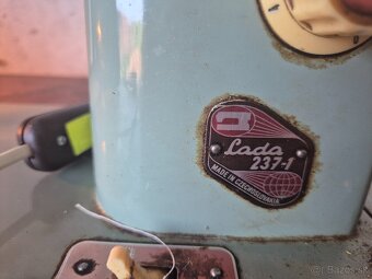 Predám starožitný šijací stroj Lada - 4