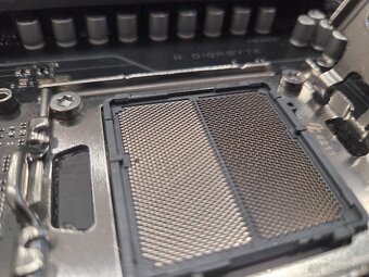 Gigabyte X870 EAGLE WIFI7 – poškodený socket - 4