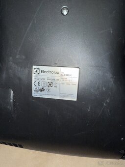 Predám bezsačkový vysávač Electrolux - 4