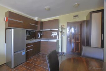 Prostorný apartmán 2kk s výhledem na bazén, jen350m od pláže - 4