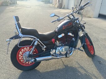Suzuki VS 700 Intruder - 4