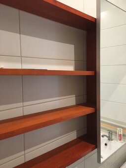 Zrkadlo 80 x 80 položené na kolajničkách na drevenej skrinke - 4