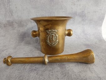 Starý mosazný mažiar s tloukem a erbem - 4