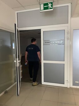 Prenájom 200m2 obchodných priestorov, prízemie Living centra - 4