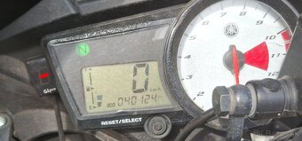 Yamaha yzf r125 - 4