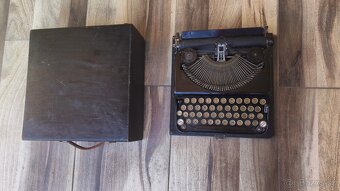 Prodám americký starožitní psací stroj Remington Portable . - 4