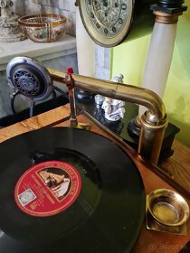 Historicky gramofon na kluku 1920 - 1930 - 4