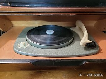 Predam radio z gramofonom tesla - 4