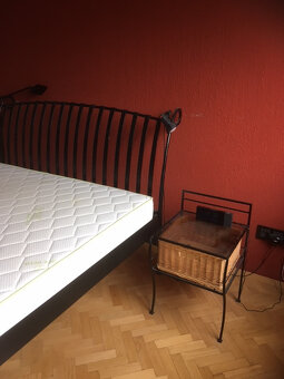 Predám manželskú posteľ kovovú 200x160 - 4