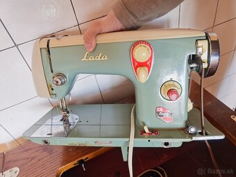 Starý šijací stroj Lada - 4