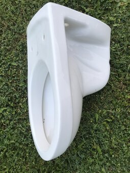 Umyvadlo Laufen a závesné WC Ideal Standard - 4