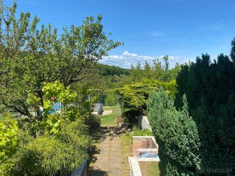 Záhrada s dreveným domčekom - 4