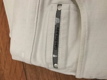 NOVÉ CALVIN KLEIN originál white pánske jeansove capri L/XL - 4