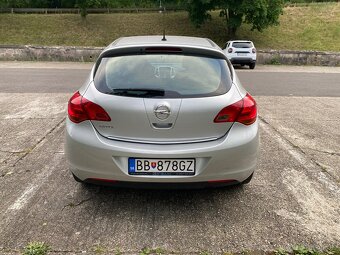 Opel Astra J SportsTourer - 4