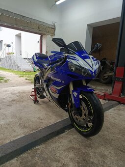 Yamaha R1 - 4