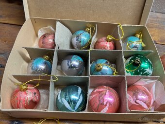 Sklenené ozdoby a kovové zvončeky. - 4