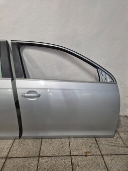 Predám dvere na Volkswagen Jetta mk5 STRIEBORNE - 4