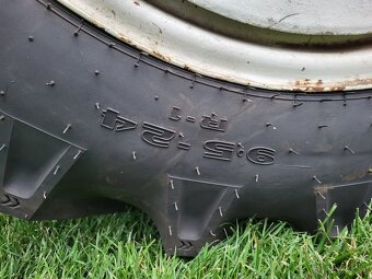 predám traktor s vlečkou, nakladačom,žeriavom a lyžinami - 4