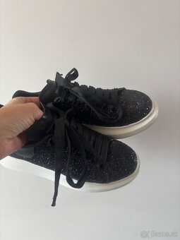 Alexander McQueen,37 - 4