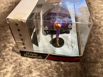 Jada DC Comics Bombshells: Batgirl & 1957 Chevy Corvette - 4