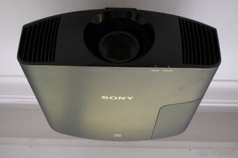 Projektor Sony VW260 4K v čiernej farbe - 4