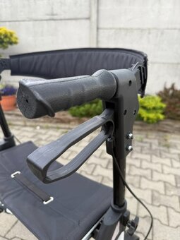 Pojazdné chodítko s nafukovacími kolesami - 4