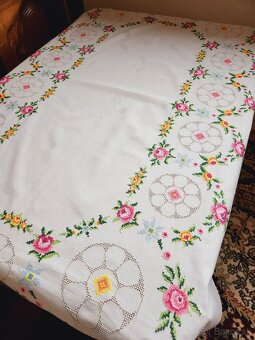 Nádherný biely bohato zdobený obrus, posiaty ružovými a žltý - 4