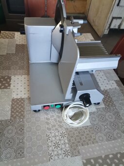 PREDAM RÔZNE PROFESIONÁLNE GASTRO NAREZOVE STROJE-KRAJAČE - 4