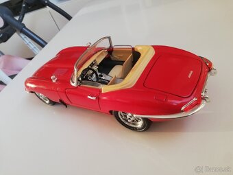 1:18 JAGUAR E type, cervena Bburago - 4