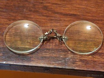 Staré okuliare na nos - 4