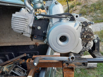 motor zo štvorkolky + diely - 4