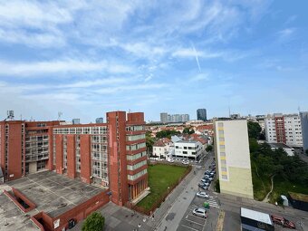 3izb.byt s loggiou a garážou vhodný na rekonštrukciu vo výbo - 4