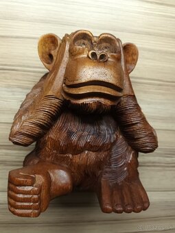 Drevená,ručne vyrezávaná soška OPICE z exotického dreva Suar - 4