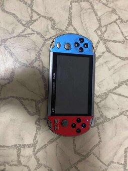 Predám staršiu hernú konzolu mp5 x7 game console - 4