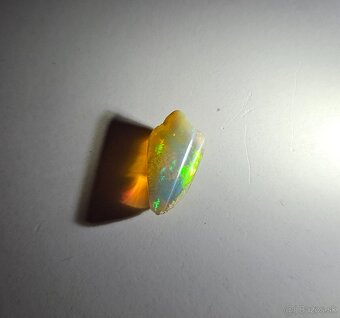 Priehľadný medový drahý opál s veľmi výraznou farbohrou - 4