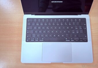 14" MacBook Pro – strieborný z roku 7.2024 - 4