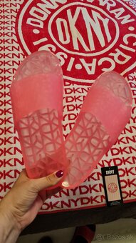 DKNY plážová osuška+šlapky - 4