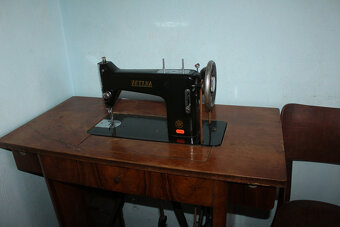 starý šicí stôl. - 4