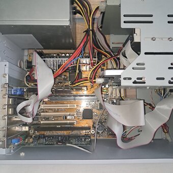 stary pocitac celeron A 300 - 4